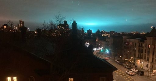 Il Cielo di New york si è tinto di blu: alieni? ...
