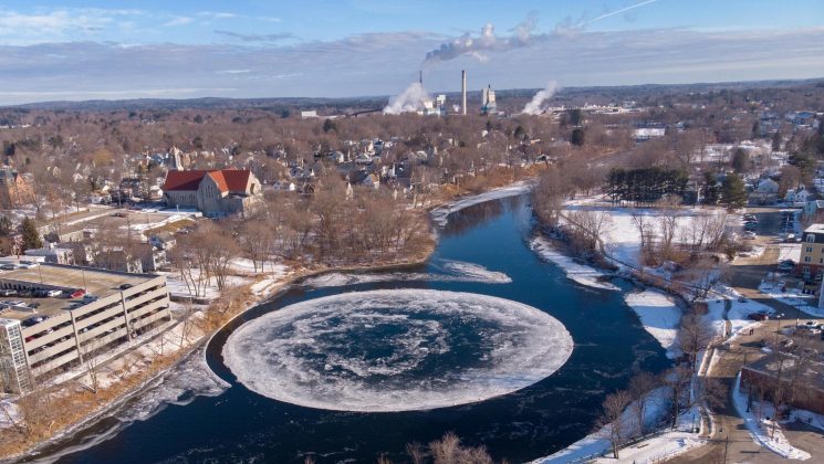 Un enorme disco di ghiaccio è apparso in un fiume ...