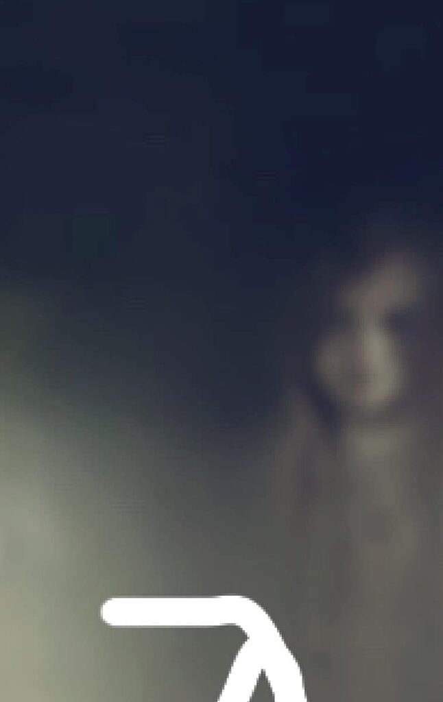 Bambino fantasma fotografato in un cottage ...
